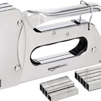 Ergonomischer Handtacker für professionelle Projekte, Amazon Basics Strapazierfähige Handtacker mit 1000 Heftklammern, geeignet für Polstermöbel, Hausreparaturen und Tischlerarbeiten.