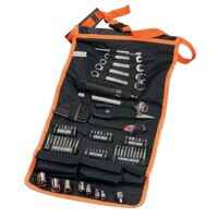Ein umfangreiches Werkzeugset von BLACK+DECKER mit 77 Teilen, darunter Drehmomentschlüssel und Schraubendreher für Auto-Reparatur, in einer komfortablen Rolltasche