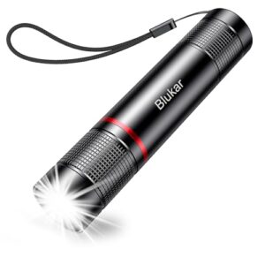 Blukar LED Taschenlampe, superhelle und zoombare 2000 Lumen Mini-Torch mit 4 Lichtmodi und langer Betriebsdauer. Ideal für Camping, Wandern, Outdoor und Notfälle.