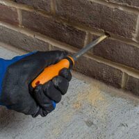 Dryrod Bohrlochreiniger für die Reinigung von Bohrlöchern in Mauern, effektive Ablagerungsentfernung und optimale Verbindung zwischen Wand und Mörtel.
