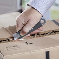 Ein vielseitiges Multi-Tool für verschiedene Anwendungen, wie Bastelarbeiten und Teppichschneiden. Das kwb 13000 Mini Sicherheits-Messer bietet eine besonders hohe Langlebigkeit und automatischen Klingeneinzug.