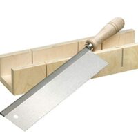 Kraftfertiges Werkzeug für Winkel-Schnitte in Holz-Leisten und ähnliche Materialien, hochwertige Schneidlade mit Feinsäge 250 mm