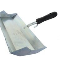 Hochwertige Mörtelkleberkelle mit langen Kelle für Heimwerker und Profis, ideal für den Einsatz von Kleber im Bauen, Renovieren oder Gartenbau.