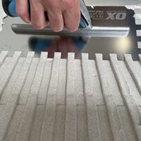 Hochwertige OX Pro 12mm Notch Trowel für Heimwerker-Tätigkeiten mit Stahlklinge und Aluminiumschaft
