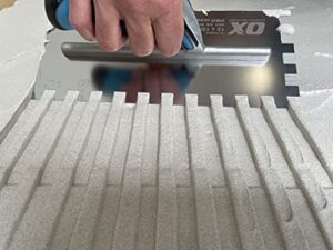 Hochwertige OX Pro 12mm Notch Trowel für Heimwerker-Tätigkeiten mit Stahlklinge und Aluminiumschaft