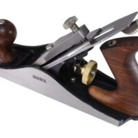 Professioneller Handhobel für Holzbearbeitung mit 50 mm Klinge und 250 mm Länge. Ergonomischer Holzgriff, abnehmbares Schneidmesser und hohe Präzision.