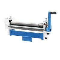 Blechbearbeitung mit der Wiltec Rundbiegemaschine für Werkstücke bis 320 mm und 2,5 mm. Biegemaschine zur Blechbearbeitung mit Kurbel und drei Walzen.