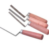 Professionelle Fugenkelle aus Stahlblech mit Holzgriff für anspruchsvolle Projekte und Haushaltsreparatur