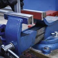 Schraubstock-Schutzbacke aus Aluminium, Breite 125 mm, 2-teilig, mit Magnet und Kunststoffauflage für sichereres Einspannen empfindlicher Werkstücke wie Aluminium, Kupfer und andere Metalle.