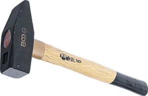 Der BGS 858 ist ein hochwertiger Schlosserhammer mit Holz-Stiel und DIN-1041-Zertifizierung. Er ist ideal für die Arbeit in der Metallbearbeitung, im Heimwerken oder im Gewerkshandwerk.