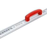 Ein BGS-DiY-Lineal für Schneiden und Markieren mit Griff und Wasserwaage. Das Lineal ist 750 mm lang und verfügt über viele nützliche Details, wie eine verschiebbare Anreihhilfe und gefaltete Schnitt- und Markierungskanten.