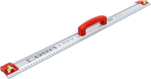 Ein BGS-DiY-Lineal für Schneiden und Markieren mit Griff und Wasserwaage. Das Lineal ist 750 mm lang und verfügt über viele nützliche Details, wie eine verschiebbare Anreihhilfe und gefaltete Schnitt- und Markierungskanten.