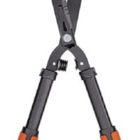 Ergiebige Heckenschere mit gezahnten Stahlklingen, ideal für die Gartenarbeit. Schwarzes Design und orange Details.