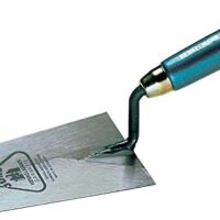 Hochwertige Berner Putzkelle aus Carbonstahl mit konischem Schliff und ergonomischem Holzgriff. Ideal für Maurer-, Putzer- und Trockenbauarbeiten.