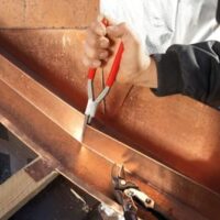 Beschneidungswerkzeug mit runden Zangenbacke, ideal für Heimwerker und Handwerker.