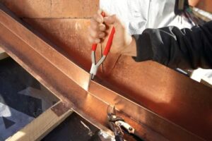 Beschneidungswerkzeug mit runden Zangenbacke, ideal für Heimwerker und Handwerker.