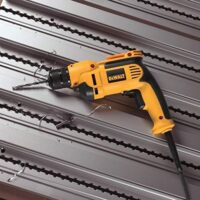 Einfache und präzise Bohrarbeiten mit der DEWALT 1-Gang Bohrmaschine für Holz und Metall, 10 mm Vollmetall-Schnellspannbohrfutter, 701 Watt Leistung