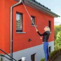 Einfacher und effektiver Dachrinnenreiniger mit Teleskobstiel bis 360 cm - ideal für die Reinigung von Dachrinnen mit knicken Gelenken und Schabern.