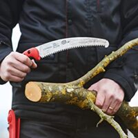 Hochwertige gebogene Säge FELCO 640 für effizienten Baumschnitt mit ergonomischem Griff und Etui.