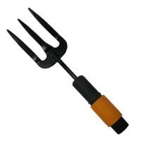 Hochwertige Pflanzgabel mit drei Zinken und Werkzeugkopf für optimale Bodenbearbeitung im Garten.