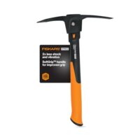 Hochwertige Hacke/Spitzhacke von Fiskars mit IsoCore Shock Control System, ideal für Gartenarbeiten und lange Lebensdauer.