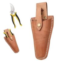 Gartenschere in Lederholster mit Gürtelhalter für sicheres und bequemes Transportieren von Werkzeugen im Garten.
