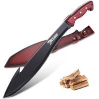 Großes Outdoor Messer mit Holzgriff und PU Scheide für Jagd, Bushcraft und Survival Aktivitäten aus D2-Stahl mit schwarzer Beschichtung.