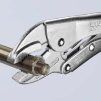 Gripzange aus verzinktem Metall mit Stellschraube und Lösehebel, ideal für das Halten von Rund-, Profil- und Flachmaterial sicher fest.