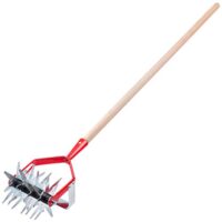 Kultivator für Garten und Rasen, mit Jätemesser und Krülmer zum Lockern des BO-dens. Robuster Stahl und langer Holzstiel für effiziente Arbeit. Ideal für Gartenzüchter und professionelle Gartenpflege.