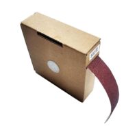 Bild einer faltbaren und biegbaren Schmirgeltuchrolle mit Spender, ideal für feine Detailschleifaufgaben und die Flexibilität bei der Arbeit
