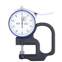 Genauigkeit und Präzision: Mikrometer mit Flachkopf für Dicken- und Abmessungsmessungen, keramische Oberfläche, Zeigeranzeige und gefederter Spindel.
