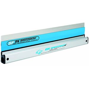 Revolutionäres Werkzeugsystem für höhere Messgenauigkeit - OX Speedskim Stainless Flex Finishing Rule mit Ultrafeine 0,3-mm-Edelstahlklinge und integriertem Klingenschutz für höchste Qualität in der Veredelung