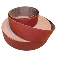 Hochwertige Schleifleinensparrolle für Heimwerker und Handwerker mit 40 mm Breite und 50 Meter Länge für die Bearbeitung von Armaturen, Behältern und Karosserieteilen.