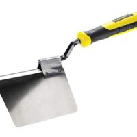 Hochwertiges Außen-Eckspachtel aus rostfreiem Stahl mit handlichem Bi-Material-Grip und Aussparung für Hängepranger