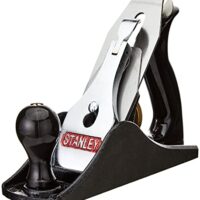 Stanley Bailey Putzhobel Nr. 4 mit glatter Sohle und gußeiserner Schneide, ideal für professionelle und hobbyistische Holzbearbeitung.