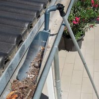 Die WENKO Dachrinnenschaufel Maxi ist eine robuste und effiziente Werkzeug zur Reinigung der Regenrinne. Sie verfügt über einen Schaumkopf aus hochwertigem PP, einen Metallstiel und eine Teleskopverlängerung mit beweglichen Gelenken.