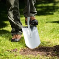 Professioneller Spitzspaten mit ergonomischem D-Griff und induktionsgehärtetem Borstahlblatt für harte, steinige Untergründe