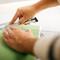 Hochwertiges Cuttermesser aus Metall mit automatischem Klingenblockiersystem, ideal für die Arbeit mit verschiedenen Materialien, leichte und komfortable Handhabung, hohe Langlebigkeit und Schneidleistung dank Zinklegierung und rostfreiem Stahl