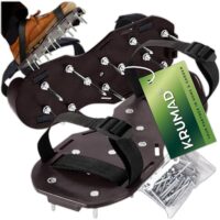 KRUMAD Nagelschuhe zur Rasenbelüftung, 26 Stahlspikes, Universalgröße 34-46, Robuste Kunststoffsohlen, Verstellbare Riemen, Rasenlüfter für Garten & Bodenbelüftung