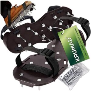 KRUMAD Nagelschuhe zur Rasenbelüftung, 26 Stahlspikes, Universalgröße 34-46, Robuste Kunststoffsohlen, Verstellbare Riemen, Rasenlüfter für Garten & Bodenbelüftung