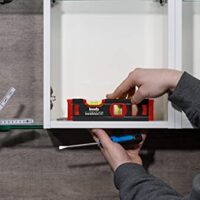 Kleinformatige Wasserwaage mit hoher Genauigkeit von 1 mm pro Meter, ideal für Heimwerken und Gartenarbeit.