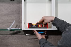 Kleinformatige Wasserwaage mit hoher Genauigkeit von 1 mm pro Meter, ideal für Heimwerken und Gartenarbeit.