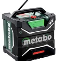 Baustellenradio mit DAB+-Empfang, Bluetooth und AUX-Anschluss für kabellosen Musikempfang von Smartphone oder Tablet. Robuster Aufbau (IP54) und integrierte Ladefunktion für Akkus und Smartphones.