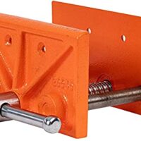 Holzarbeiter-Schraubstock von Pony mit orangefarbenen Gussteilen und Senklöchern für Holzbefestigungen