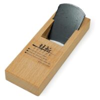 Japanischer Handhobel mit 42 mm Klingenbreite und 170 g Gewicht. Ideal für Profis und Anfänger für präzise und glatte Oberfläche des Holzes.