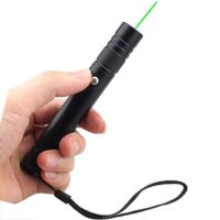 YILAYMEI High Power Long Range USB Wiederaufladbare Taschenlampe für Wandern, Camping oder als Katzen-Spielzeug. Leistungsstarke und wiederholbar aufladbare Taschenlampe mit lange Reichweite von bis zu 300 Metern.