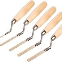 Fünf Fingerkellen mit flachen Edelstahl-Klingen und Holzgriffen in verschiedenen Breiten von 6, 8, 10, 12 und 14 mm für verschiedene Arbeiten wie das Bearbeiten von Holz oder Metall geeignet