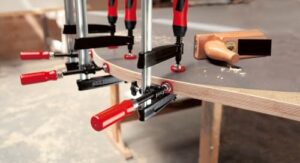 Hochwertige Kantenzwinge KT5-1CP von BESSEY für Handwerker und Heimwerker, ideal für die Arbeit mit Schraubzwingen