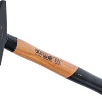 Hochwertiger Schlosserhammer mit Hickory-Stiel und DIN 1041 Zertifizierung, ideal für universelle Arbeiten in der Heimwerker-Branche oder im gewerblichen Bereich.