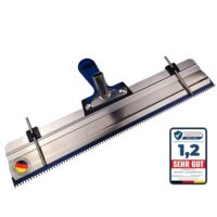 Professioneller Großflächenrakel für Ausgleichsmasse, ideal für Epoxidböden und hochwertige Bodenbeschichtungen. Edelstahl-Doppelklinge, Softgriff, Höhenverstellung und Stielhalterung.